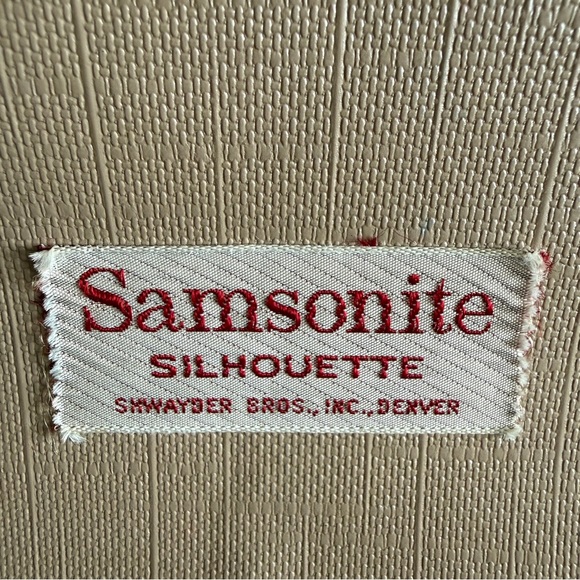Vintage Samsonite Silhouette Train Case Cream Color w/Keys (8.5"H x 14.5"L x7"W) - Picture 2 of 15
